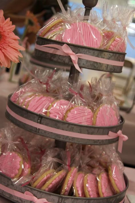 Party favor idea and great tin cookie display Bake Shop Display Ideas, Treat Display Ideas, Cookie Pop Up Shop Display, Cookie Tray Display Ideas, Cookie Display Ideas, Cookie Displays, Bake Sale Displays, 80th Birthday Party Favors, Vendor Ideas