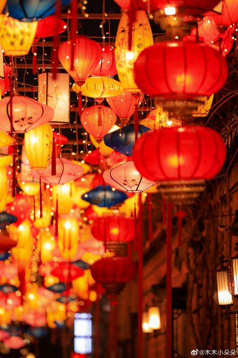 Lantern Festival China, Chinese Culture Aesthetic, Chinese Lantern Festival, Old Lanterns, Chinese Aesthetic, Lantern Festival, Chinese Lanterns, Chinese Culture, Lunar New