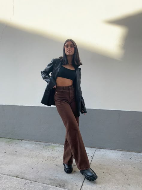 Brown Wide Leg Jeans Outfit Aesthetic, Wide Leg Alfaiataria, Jeans Cafe Outfit, Brown Denim Pants Outfit, Brown Jeans Outfit, Wide Jeans Outfit, Brown Denim Pants, Denim Pants Outfit, Wide Leg Jeans Outfit