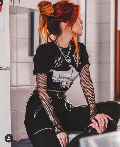 Mode Edgy, Stile Punk Rock, Look Grunge, Goth Outfit, Rock Outfits, Cooler Look, Fishnet Stockings, Alt Fashion, Mode Inspo