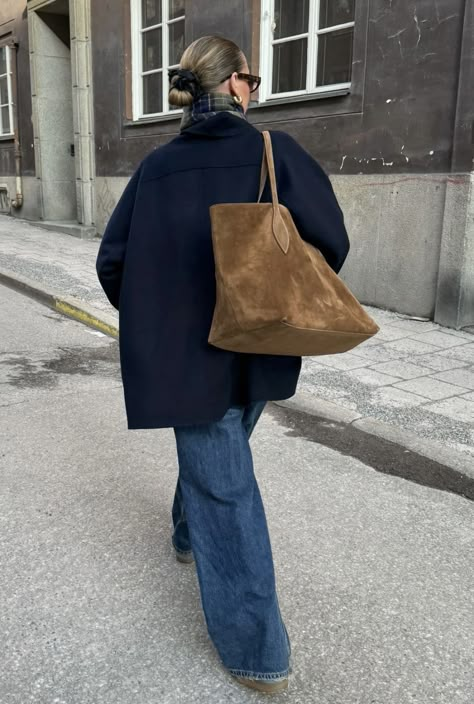 Fall Suede Outfit, Caramel Bag Outfit, Brown Suede Bag Outfit, Suede Bag Outfit, Suede Outfit, Winter Inspo, Fall Inspo, Outfit Trends, Mode Inspo