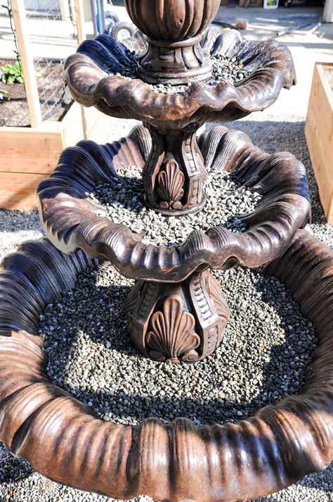 Fountain Succulent Planter, Succulents Fountain Ideas, Water Fountain Succulent Garden, Succulent Water Fountain, Succulent Waterfall, Fountain Planter Ideas, Succulent Fountain, Fountain Flowers, Fountain Planter