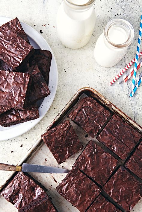 Whether you're baking for a last-minute bake sale, spontaneous celebration, or it's simply time to restock the freezer, this quick and easy brownie recipe is just what you need. The result is four dozen fudgy, nicely chewy, super-chocolatey brownies with an added benefit: their shiny top crust makes them look just as good as they taste! Almond Flour Brownies, Fudge Brownie Recipe, King Arthur Baking, King Food, Brownie Toppings, No Bake Brownies, Brownies Recipe Easy, No Bake Bars, Baking Company