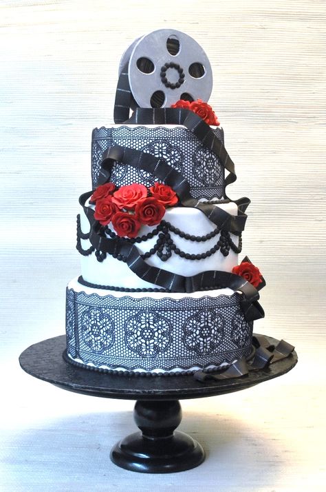 Old Hollywood theme - Quinceanera cake - by The cake Zon www.thecakezone.com Hollywood Sweet 16, Glamour Cake, Cinema Theme, Hollywood Cake, Sister Bride, Old Hollywood Theme, Notebook Wedding, Movie Wedding, Hollywood Glam Wedding