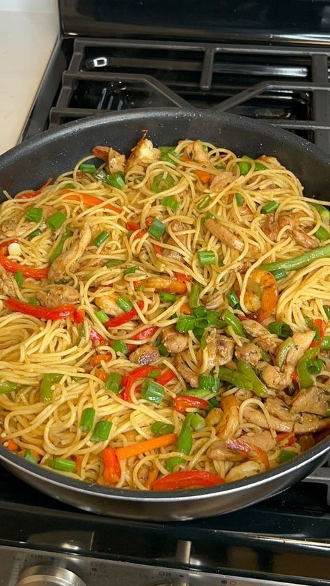 Stir Fry Spaghetti, Easy Homemade French Toast, Harvest Hash, Fried Spaghetti, Nigeria Food, Spaghetti Recipes Easy, Best Food Recipes, Cake Pizza, Cooking Spaghetti