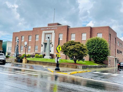 Floyd County Courthouse in Floyd, Virginia. Built in 1950 using the Art Deco Style. Floyd Virginia, Floyd County, Urban Area, Art Deco Style, Deco Style, New Pictures, Small Town, Small Towns, Art Deco Fashion