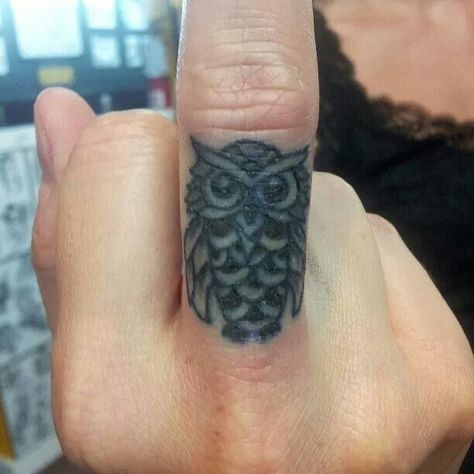 Owl finger tattoo. Giving the bird correctly #chaunabtattoos Owl Finger Tattoo, Simple Owl Tattoo, Core Tattoo, Mens Owl Tattoo, Finger Tattoo Ideas, Simple Owl, Tattoo For Boyfriend, Tattoo Pics, Crazy Tattoos