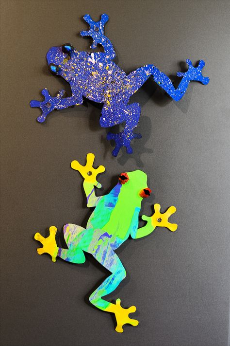 Explore a variety of fun art-making styles with this climbing paper tree frog craft for kids. It sticks to smooth surfaces using the magic of suction cups to mimic the real thing! (with optional printable tree frog templates). | from barley & birch Rainforest Preschool Art, Jungle Themed Crafts For Kids, Jungle Preschool Crafts, Preschool Frog Crafts, Frog Art Projects For Kids, Rainforest Crafts For Kids, Red Eyed Tree Frog Craft, Jungle Art For Kids, Frog Arts And Crafts