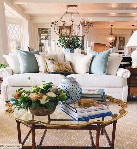 Feature Friday: Sweet Shady Lane - Southern Hospitality Southern Living Room Decor, Living Room Traditional Southern, Old Southern Homes Interior, Southern Living Bedroom, Classic Southern Home Decor, Traditional Southern Home Decor, Southern Living Decor, Sweet Shady Lane, Classic Southern Home