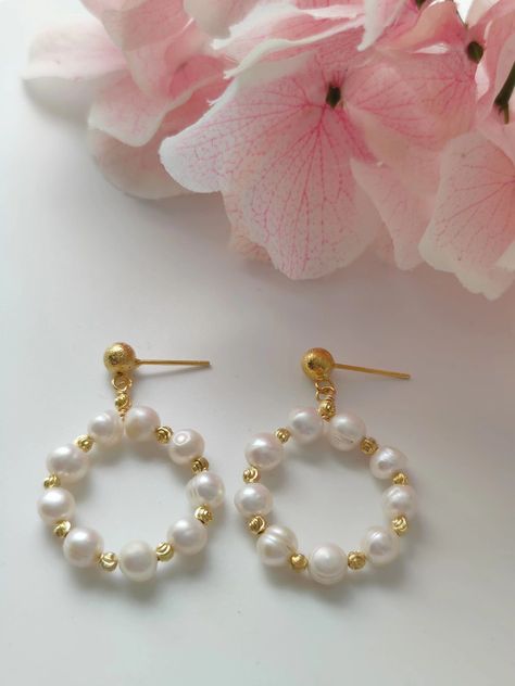 Pearl Circle Earrings, Pearl Earing Diy, Handmade Pearl Earrings Ideas, Earings Pearls Diy, Pearl Earing Ideas, Diy Pearl Hoop Earrings, Stud Dangle Earrings, Pearl Earrings Diy Ideas, Cute Homemade Earrings