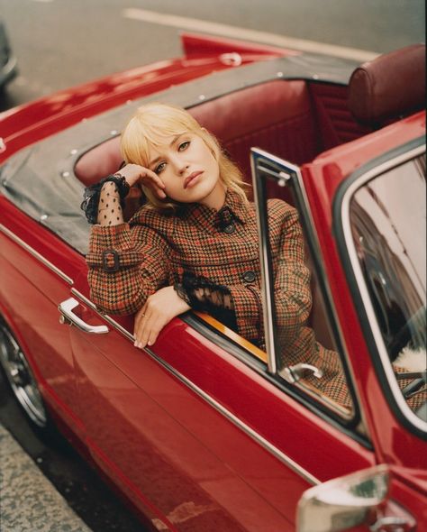 Model Georgia May Jagger is styled by Cathy Kasterine in retro, noble origins looks lensed by Tom Craig for Vogue Spain October 2017./ Hair by Martin Cullen; makeup by Ninni Nummeda Classic Car Photoshoot, Haircut Selfie, Photo Hijab, Car Poses, Vogue Editorial, Georgia May, Georgia May Jagger, Magazine Vogue, Auto Retro