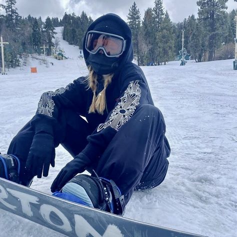 Snowboarding Style Outfits, Snowboard Outfits, Snowboarding Girl, Snowboard Aesthetic, Mode Au Ski, Snowboarding Pictures, Snowboarding Aesthetic, Flash Effect, Ski Trip Outfit