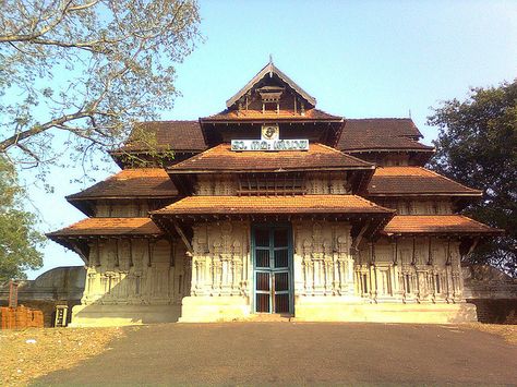 Vadakkumnathan Temple by Alwin Paul, via Flickr Vadakkumnathan Temple, Thrissur Pooram, About Kerala, Kerala Temple, Hinduism History, Kerala Architecture, Kerala Tour, Kerala Travel, Indian Temple Architecture