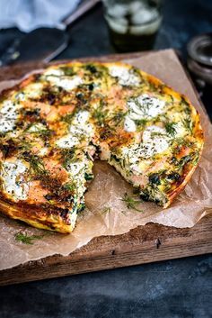 Cottage cheese, kale and smoked salmon frittata – low calorie but packed with flavour this can be eaten for breakfast, brunch or light lunch | www.supergoldenbakes.com Salmon Frittata, Smoked Salmon Frittata, Smoked Salmon Recipes, Easter Brunch Food, Food Blogs, Healthy Ingredient, Smoked Salmon, Low Calorie Recipes, Cottage Cheese