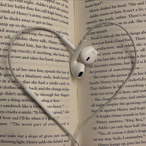 Aesthetic Lovecore, Lovecore Aesthetic, Aesthetic Aesthetic, Book Aesthetic, Aesthetic Pictures, Sofia, Headphones, Pins