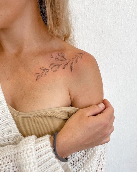 Flower Tattoo Clavicle, Vine Collar Bone Tattoos For Women, Ivy Vine Collar Bone Tattoo, Tulip Tattoo Collar Bone, Dainty Flower Collar Bone Tattoo, Floral Shoulder Collar Bone Tattoo, Simple Collarbone Tattoos For Women, Colar Bone Floral Tattoo, Collar Bone Tattoos For Women Flowers