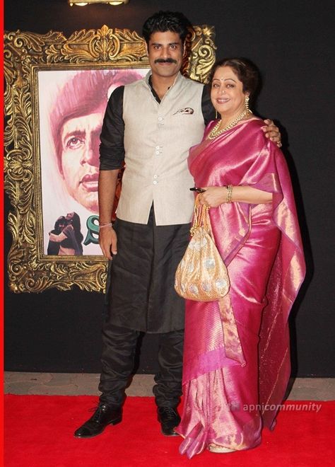 Kirron Kher with her son Sikander Kher at Red Carpet Premier of Jab Tak Hai Jaan, 2012. Kirron Kher, Silk Saree Blouse Designs Patterns, Bollywood Masala, Indian Princess, Single Moms, Bollywood Couples, Silk Saree Blouse Designs, Bollywood Wedding, Designer Saree Blouse Patterns