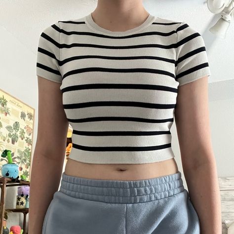 Zara women’s size medium stripped crop top. Striped Crop Top Outfit, Stripe Crop Top Outfit, Crop Top Outfit, Crop Top Outfits, Striped Crop Top, Top For Women, Zara Tops, Zara Women, Blue Stripes