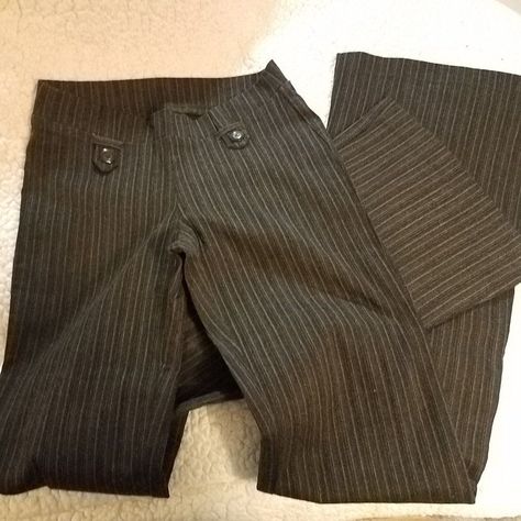 Dress, Slacks, Pants Juniors Long Pinstriped Black & Gray Bellbottom Leg Bottom Is About 11" Wide. Size Small. Pull On Super Stretchy. Waist Is About 12" Across The Front. Inseam Is About 33" Long. Crotch To Top Waist Is About 8" Long. Brand New With Out Tags. Brandy Melville Dress, Downtown Outfits, Professional Outfits, Casual Fall, Dream Clothes, Cute Fashion, 90s Fashion, Workout Clothes, Black And Grey