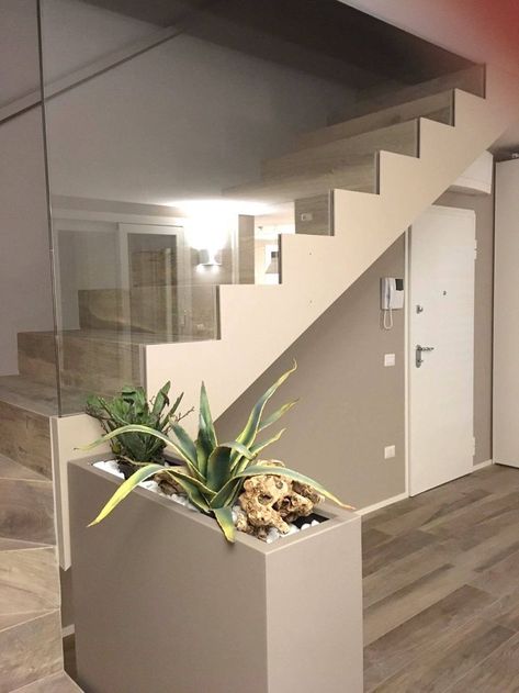 fiancata in acciaio verniciato con fioriera in metallo verniciato Stairs Design, Stairs, Home Decor, Design, Home Décor