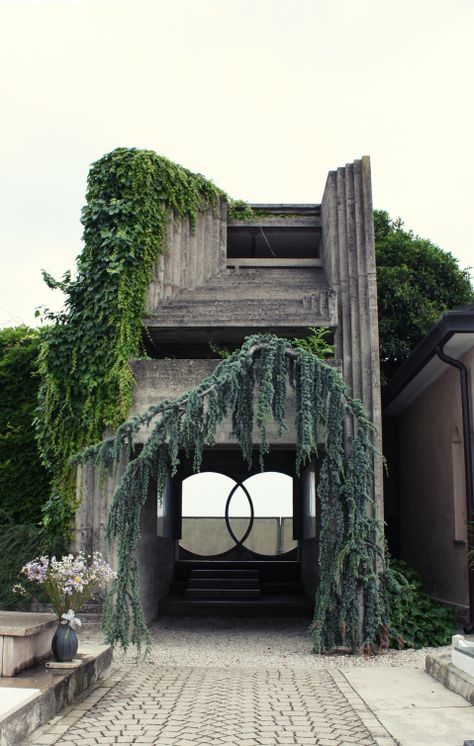 San Vito d’Altivole - the private cemetery of the Brion family designed by Carlo Scarpa Magic Places, Carlo Scarpa, Brutalist Architecture, Green Life, Brutalism, Amazing Architecture, Landscape Architecture, Autocad, 그림 그리기