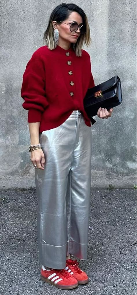 Silver Pants, Taking A Picture, Metallic Pants, Looks Street Style, Claw Clips, Street Style Inspiration, Bucket Hats, Mode Vintage, Looks Style