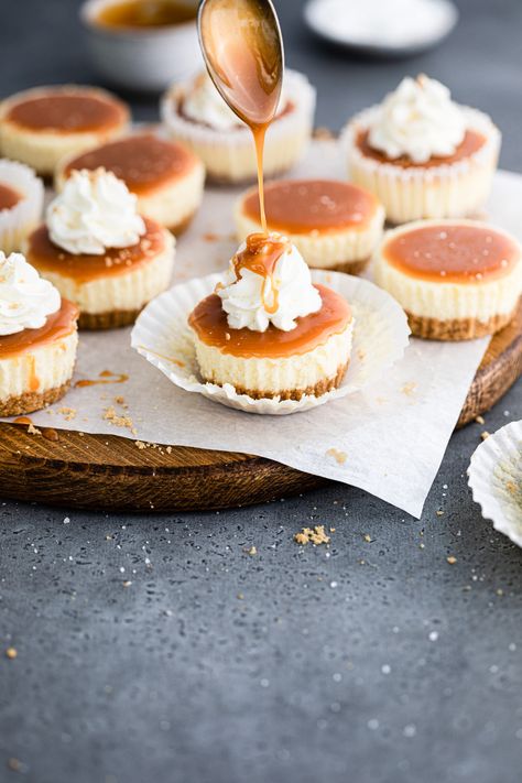 Mini Caramel Cheesecake, Caramel Cheesecake Bites, Lemon Meringue Tartlets, Mini Lemon Tarts, Caramel Cheesecake Recipes, Salted Caramel Cheesecake, Mini Cheesecake Recipes, Caramel Bits, Cheesecake Cups