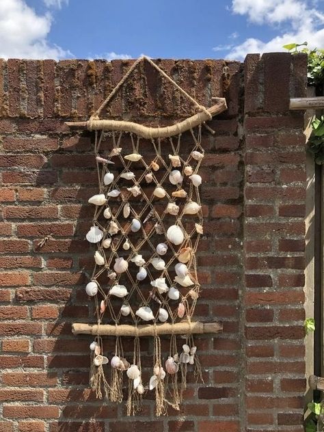 Macrame Shell Wall Hanging, Macrame With Shells, Branch Projects, Adjustable Bracelet Diy, Macrame Shell, Carillons Diy, Seashell Art Diy, Shell Wind Chimes, Diy Wind Chimes