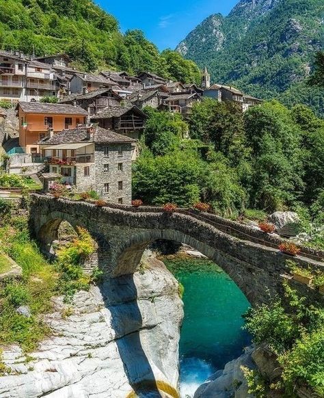 Italy Villages, Aosta Valley, Population Density, Alpine Village, Italian Alps, Healthy Travel, Italy Map, Regions Of Italy, Animals Flowers