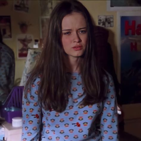 Gilmore Girls #rory #rorygilmore #lorelai #lorelaiandrory #roryandlorelai Rory Gilmore Sleeping, Rory Gilmore Pyjamas, Rory Gilmore Pajamas, Rory Gilmore Pjs, Rory Gilmore Dress, Rory Gilmore Chilton, Rory Gilmore Hair, Chilton Rory, Gilmore Girls Rory