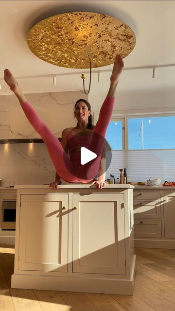 Nicoline Herlofson / 🇳🇴 on Instagram: "Kitchen play😉🤸🏻

Gotta bring in the split on this superb Saturday morning! 💕✨

#handstand #kitchenhandstand #calisthenics #presstohansstand #handstandpress #straddlepress #tuckpress #countertophandstand #bodyweightworkout #vsit #lsit #handstandchallenge #fitnesschallenge #fitgirls #fitness #gymnastics #workoutmotivation #strongwomen #weekendvibes" Gymnast Split, Handstand Challenge, Instagram Kitchen, 2024 Kitchen, Handstand, Weekend Vibes, Calisthenics, Girls Outfits, Gymnast