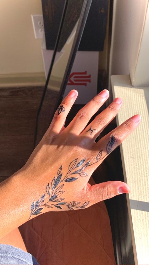 Wrap Finger Tattoo, Simple Line Hand Tattoo, Wrap Around Thumb Tattoo, Palm Wrist Tattoo, Hand Tattoos For Women Leaves, Hand Vines Tattoo, Thumb To Wrist Tattoos, Vine Thumb Tattoo, Thumb And Wrist Tattoo