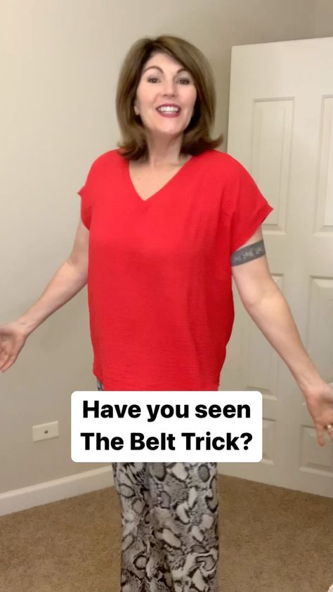 Mary Michele Nidiffer on Instagram: “Move over, French tuck. It’s time for the Belt Trick😎 If your top is too full, try this simple hack. It creates a smooth, sleek line while …” Belt Trick, Gamle T Shirts, French Tuck, T Shirt Hacks, Shirt Hacks, Mode Tips, Women Blouses Fashion, Over 60 Fashion, Diy Fashion Hacks