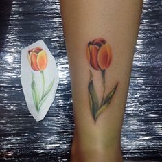 Small Tulip Tattoo, Tattoos Tulip, Tattoo Tulip, Small Cute Tattoos, Tattoo On The Back, Back Of Leg Tattoos, Sunflower Tattoo Shoulder, Tulip Tattoo, Small Flower Tattoos