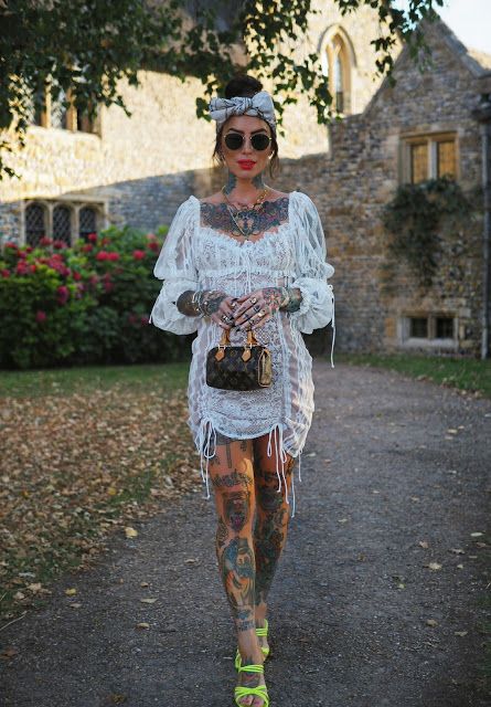 Female Tats, Sammi Jefcoate, Woman With Tattoos, Estilo Kylie Jenner, Tattoed Women, Girl Sleeves, Tattoed Girls, Fashion Fail, Hot Tattoos