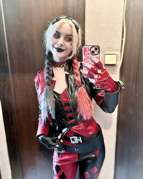 I need a winter convention so I can wear this harley quinn cosplay PLEASE #harleyquinn #margotrobbie #cosplay Red Harley Quinn Costume, Harley Quinn Costume Aesthetic, Harley Quinn Jester Costume, Harley Queen Costume, Harly Quinn Halloween Costume Ideas, Vintage Harley Quinn Costume, Harley Quinn Costume Ideas, Harley Quinn Halloween Makeup, Halloween Costumes Harley Quinn