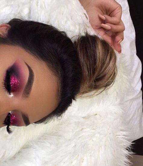 it's so beautiful but my first thought was why do her eyes look like christmas ornaments..... Pink Smokey Eye, Party Make-up, Glitter Shirt, Smoky Eyes, Beauty Make-up, Dark Makeup, Makeup On Fleek, Pink Eyeshadow, Make Up Looks