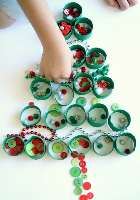 Christmas Sensory Play for Preschoolers-Loose parts Christmas fine motor play Christmas Sensory Play, Christmas Fine Motor, Fine Motor Play, Christmas Sensory, Christmas Units, Christmas Crafts For Toddlers, Christmas Kindergarten, Invitation To Play, Christmas Play