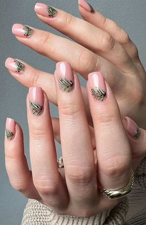 Garland Nail Art, Christmas Garland Nails, Garland Nails, Christmas Nails2022, Glitter Nail Colors, Modern Christmas Nails, Green Christmas Nail Ideas, Foliage Nails, Green Christmas Nail