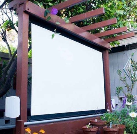 Backyard Entertaining Area, Backyard Movie Theaters, Wedding Backyard Ideas, Outdoor Movie Theater, Backyard Patio Furniture, Poolside Decor, Outdoor Movie Screen, Backyard Movie, Outdoor Theater