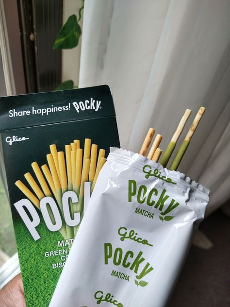 Pocky Matcha, Matcha Snacks, Share Happiness, Dessert Tea, Boo Basket, Food Painting, Fruit Dessert, Random Pics, Aesthetic Food