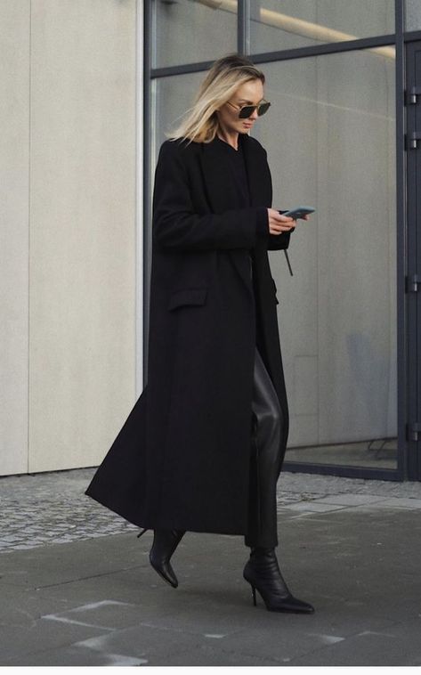 Minimalist Fashion Women, Effortless Outfit, Smart Outfit, Classic Style Women, All Black Outfit, Coat Outfits, Style Crush, Autumn Outfit, Edgy Outfits