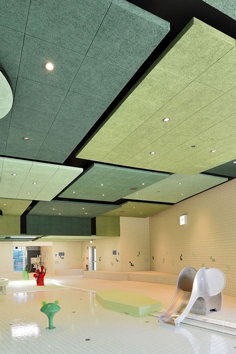 The planners of the Barbarossa thermal baths have managed to combine creative finesse with functionality and sustainability in the design of the child-parent area. Multicoloured Troldtekt acoustic panels, matching the colours of the floor tiles, have been installed on the ceiling. The vertically offset assembly of ‘panel islands’ creates a three-dimensional ceiling landscape, which is a special design highlight in form and colour. #goodacoustics #holzwolleplatten #träullsplattor #troldtekt Ceiling Design Library, Acoustic Panel Ceiling Design, Ceiling Acoustic Panels Design, Acoustic Panels On Ceiling, Felt Ceiling Panels, Act Ceiling Design, Acoustic Panel Ceiling, Ceiling Design Architecture, Painted Exposed Ceiling