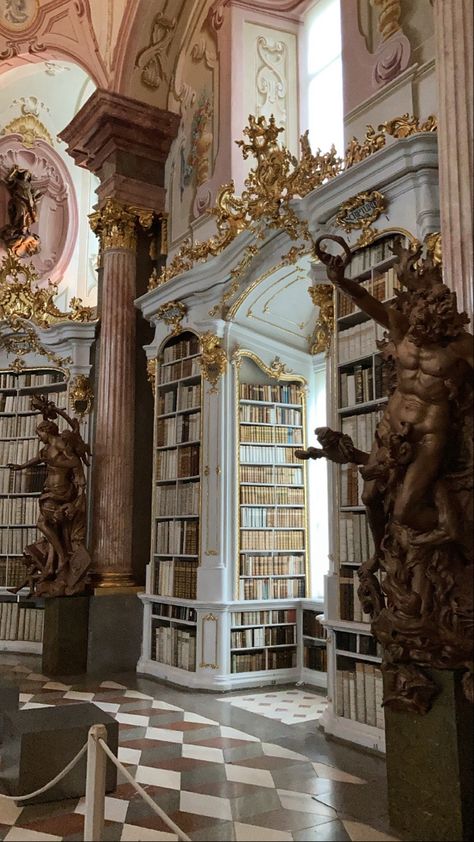 Royal Houses Aesthetic, Princess Library Aesthetic, Old Money Library Room, Old Money Aesthetic Library, Castle Aesthetic Library, Beautiful Library Aesthetic, 1800 Castle, Royal Library Aesthetic, Old Palace Aesthetic