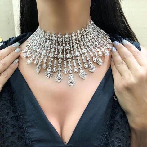 Diamond Necklace Tiffany, Bridal Diamond Necklace, Choker Necklace Designs, Diamond Choker Necklace, Choker Designs, Indian Bridal Jewelry Sets, Indian Jewelry Earrings, Big Necklace, Diamond Necklace Designs