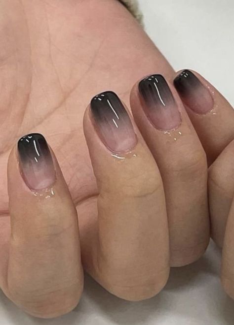 Ombré On Short Nails, Natural To Black Ombre Nails, Black Gradient Nails Short, Black Ombre French Nails, Short Nails Ombre Ideas, Gradient Black Nails, Black Jelly Nails Short, Ombre Black Nails Short, Korean Jelly Nails Black