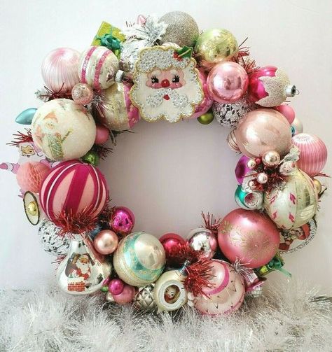 Vintage Christmas Ornament Wreath, Vintage Christmas Diy Decorations, Pink Wreath Christmas, Christmas Wreaths Pink, Vintage Christmas Wreaths Diy, Vintage Pink Christmas Decor, Vintage Santa Christmas Tree, Christmas Wreath Diy Ideas, Vintage Christmas Decor Ideas Diy