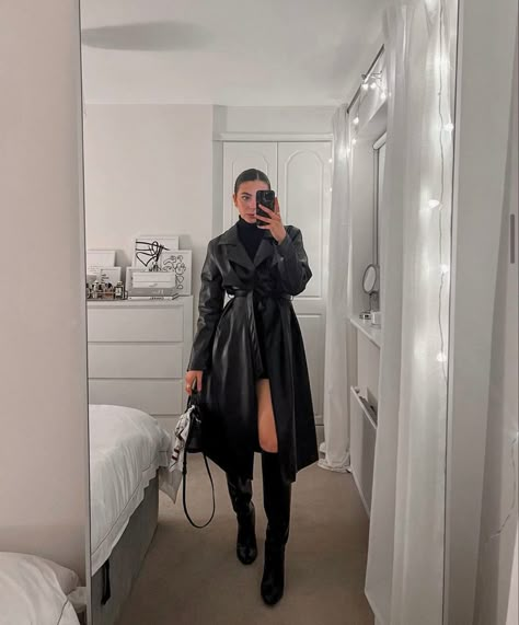 Leather Coat Outfit, Chicago Outfit, Nyc Outfits, Elegant Outfit Classy, Winter Fashion Outfits Casual, Stylish Work Attire, Paris Outfits, Velvet Fashion, All Black Outfit