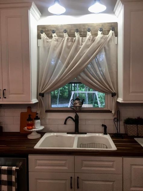 Window Pane Wall Decor, Small Kitchen Window Ideas Over Sink, Dinning Room Windows Ideas, Short Kitchen Curtains, Dinning Room Curtain Ideas, Curtains For Short Windows, Short Window Curtains Ideas, Small Bay Window Ideas Living Room, Window Treatments For Bathroom