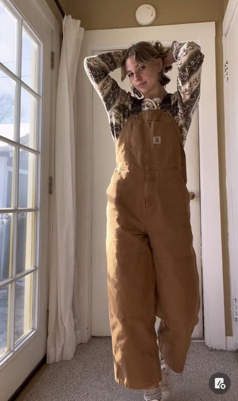 Khaki Overalls Outfit Women, Carhartt Overalls Outfit Winter, Khaki Dungarees Outfit, Carhartt Dungarees Outfit, Cathartic Overalls Outfit, Linen Dungarees Outfit, Brown Dungarees Outfit, Tan Carhartt Overalls Outfit, Khaki Fall Overalls